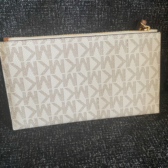 Michael wristlet like new - Picture 6 of 7